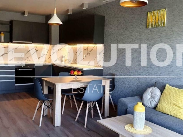 Дава се под наем Двустаен апартамент в к.к. Св.Св. Константин и Елена - 70 кв.м за 650 € - Снимка #1