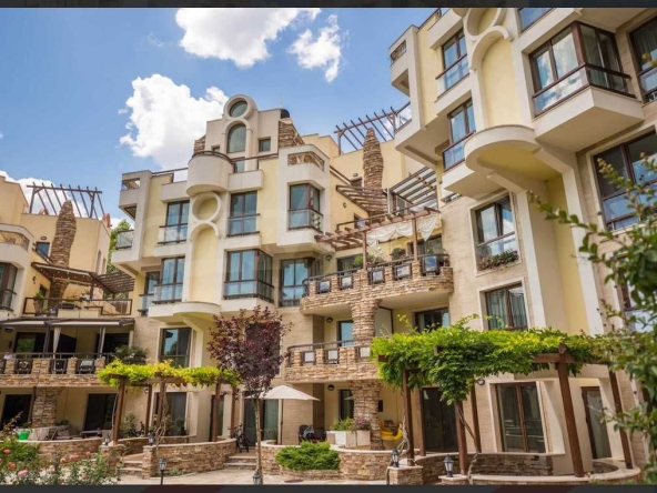 Тристаен апартамент в Варна, Бриз - 159 кв.м за 2580 €/кв.м - Снимка #1