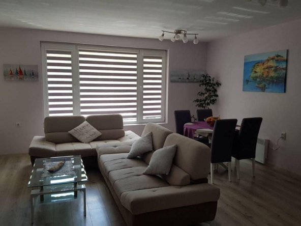 Дава се под наем Двустаен апартамент в Бургас, Лазур - 70 кв.м за 663 € - Снимка #1