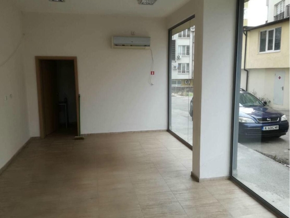 Дава се под наем Магазин в Бургас, Меден рудник - зона А - 45 кв.м за 255 € - Снимка #1