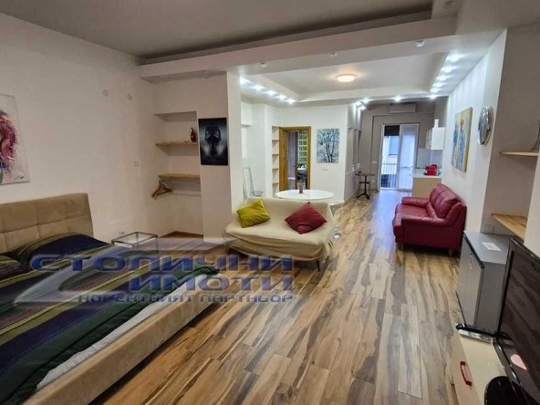 Дава се под наем Едностаен апартамент в София, Център - 60 кв.м за 765 € - Снимка #1