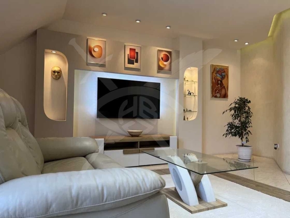 Дава се под наем Тристаен апартамент в Варна, Център - 98 кв.м за 847.62 € - Снимка #1
