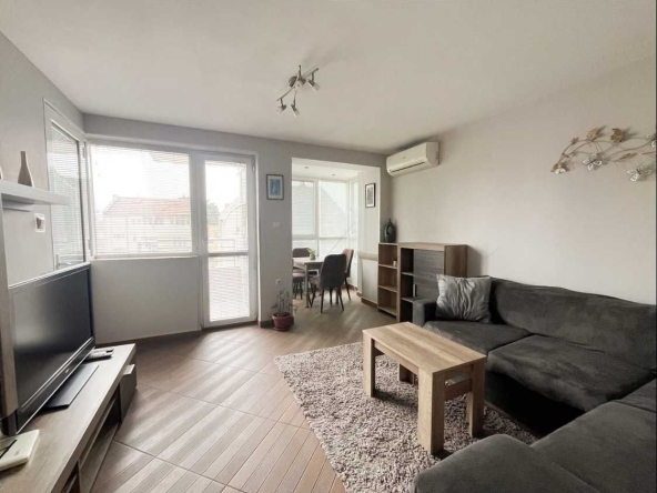 Дава се под наем Тристаен апартамент в Бургас, Център - 85 кв.м за 765 € - Снимка #1