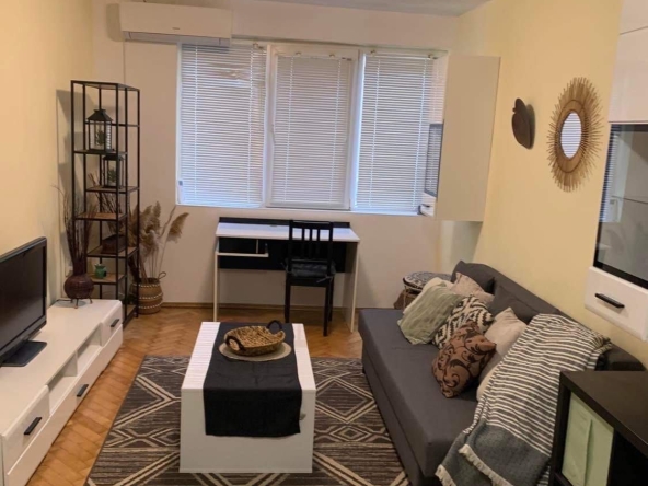 Дава се под наем Двустаен апартамент в Варна, Център - 55 кв.м за 357 € - Снимка #1