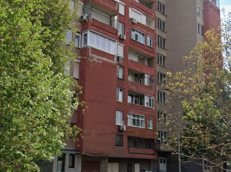 Дава се под наем Тристаен апартамент в Пазарджик, Център - 83 кв.м за 214.2 € - Снимка #1