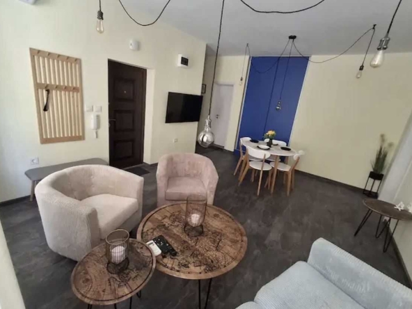 Дава се под наем Тристаен апартамент в София, Център - 90 кв.м за 796.62 € - Снимка #1