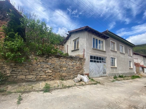 Къща в Троян - 628 кв.м за 53 €/кв.м - Снимка #1