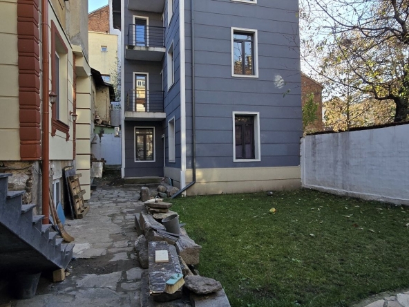 Къща в София, Център - 250 кв.м за 1326 €/кв.м - Снимка #1