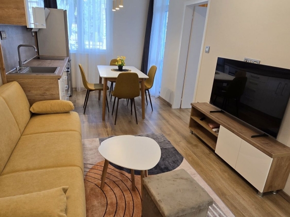 Дава се под наем Тристаен апартамент в Варна, Общината - 70 кв.м за 765 € - Снимка #1