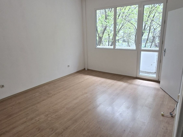 Дава се под наем Тристаен апартамент в Варна, Базар Левски - 70 кв.м за 390 € - Снимка #1