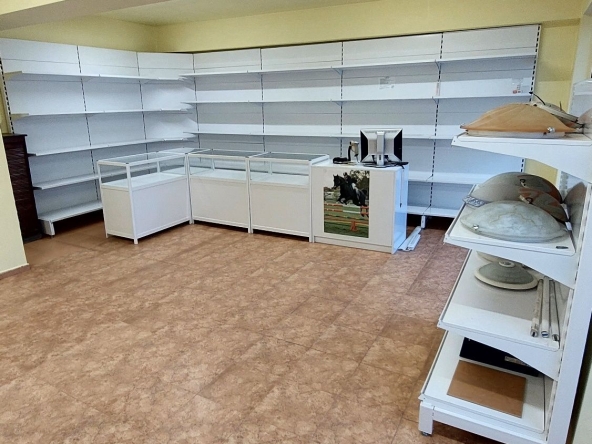 Дава се под наем Магазин в Шумен, 5-ти полк - 58 кв.м за 498.27 € - Снимка #1