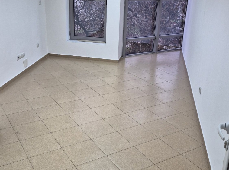 Дава се под наем Офис в Хасково, Училищни - 17 кв.м за 99.45 € - Снимка #1