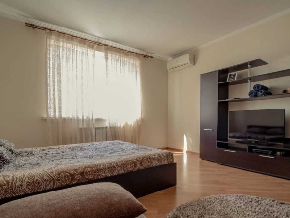 Дава се под наем Четиристаен апартамент в Бургас, Крайморие - 95 кв.м за 204 € - Снимка #1