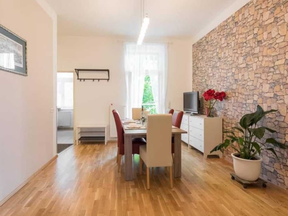 Дава се под наем Тристаен апартамент в Пловдив, Център - 90 кв.м за 331.5 € - Снимка #1