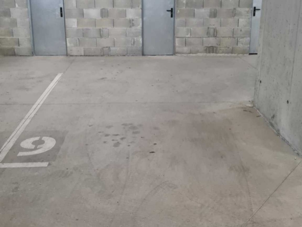 Дава се под наем Гараж / Паркомясто в Варна, Център - 12 кв.м за 127.5 € - Снимка #1