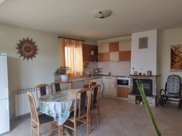 Дава се под наем Двустаен апартамент в Варна, Бриз - 65 кв.м за 593.13 € - Снимка #1