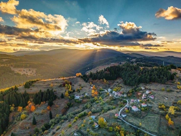 Парцел в с. Зорница, Област Смолян - 5000 кв.м за 26 €/кв.м - Снимка #1