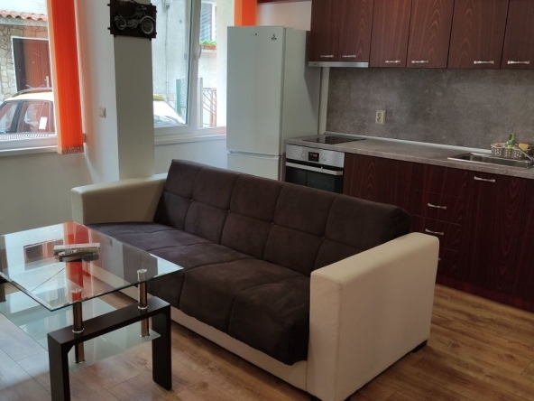 Дава се под наем Едностаен апартамент в Благоевград, Идеален център - 30 кв.м за 255 € - Снимка #1