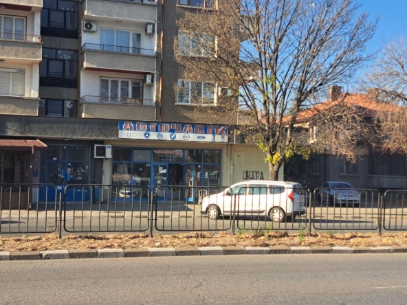Дава се под наем Магазин в Асеновград - 122 кв.м за 1866.6 € - Снимка #1