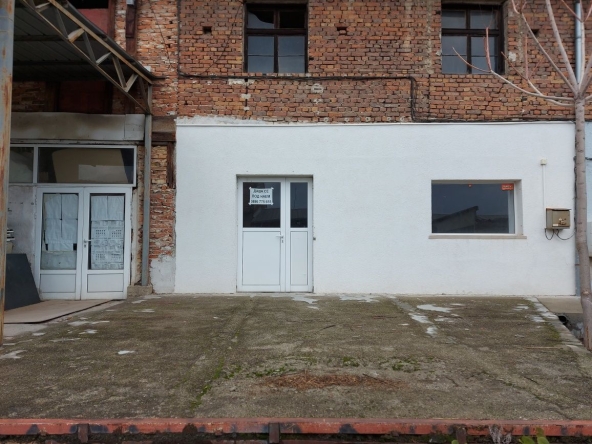 Дава се под наем Магазин в Карлово - 50 кв.м за 204 € - Снимка #1