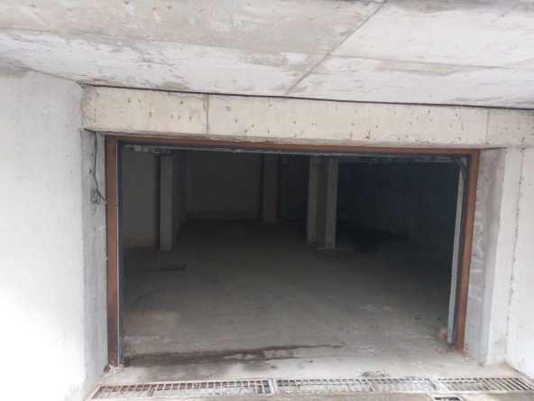 Дава се под наем Гараж / Паркомясто в Благоевград, Идеален център - 20 кв.м за 66.3 € - Снимка #1