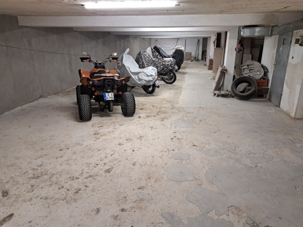 Дава се под наем Гараж / Паркомясто в Бургас, Славейков - 500 кв.м за 29.58 € - Снимка #1