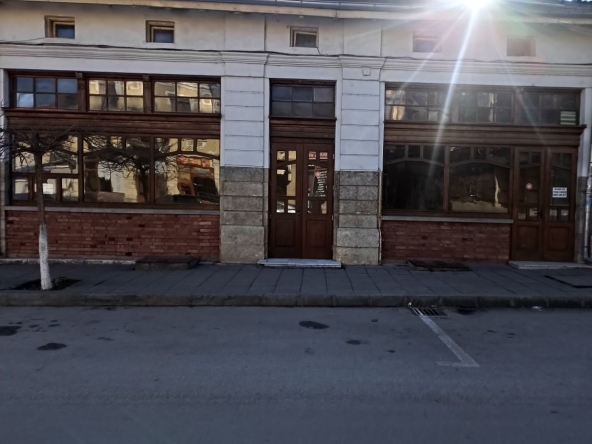 Дава се под наем Магазин в Горна Оряховица - 200 кв.м за 1275 € - Снимка #1