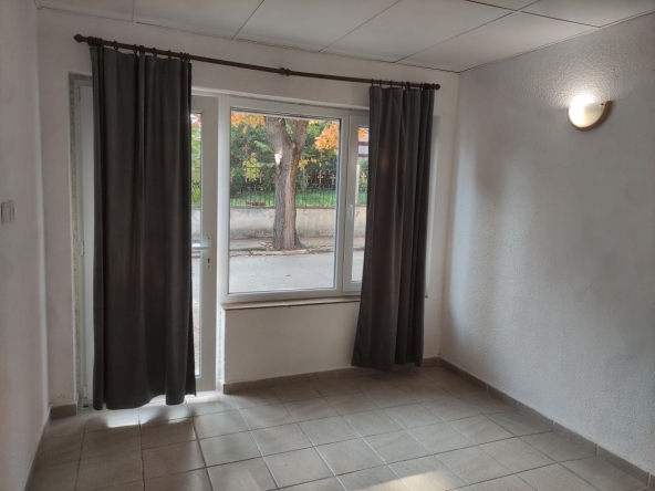 Дава се под наем Магазин в Добрич, Център - 23 кв.м за 117.3 € - Снимка #1