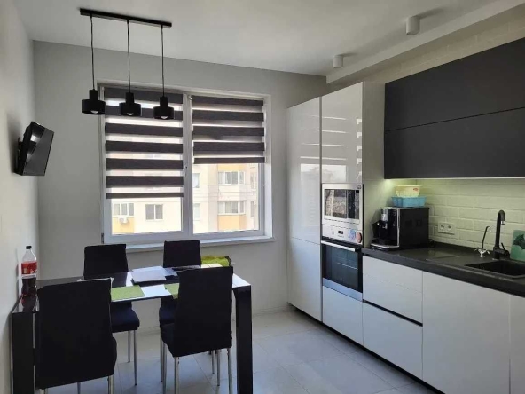 Дава се под наем Тристаен апартамент в София, Център - 90 кв.м за 510 € - Снимка #1