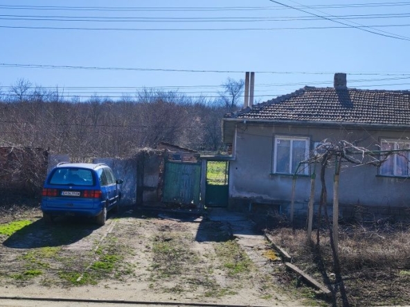 Етаж от къща в с. Стежерово, Област Плевен - 1000 кв.м за 5 €/кв.м - Снимка #1