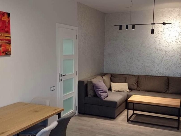 Дава се под наем Тристаен апартамент в Пловдив, Център - 80 кв.м за 720 € - Снимка #1