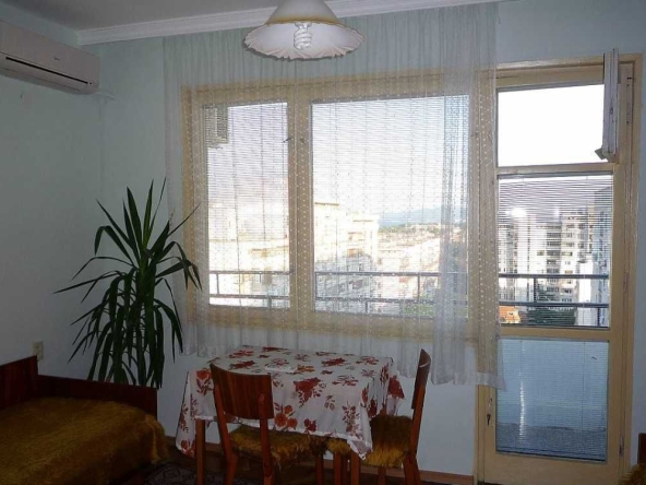 Дава се под наем Двустаен апартамент в Бургас, Център - 75 кв.м за 325 € - Снимка #1