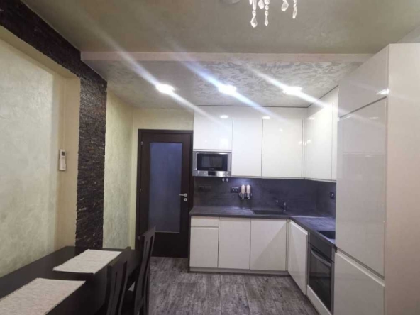 Дава се под наем Двустаен апартамент в Бургас, Център - 53 кв.м за 229.5 € - Снимка #1