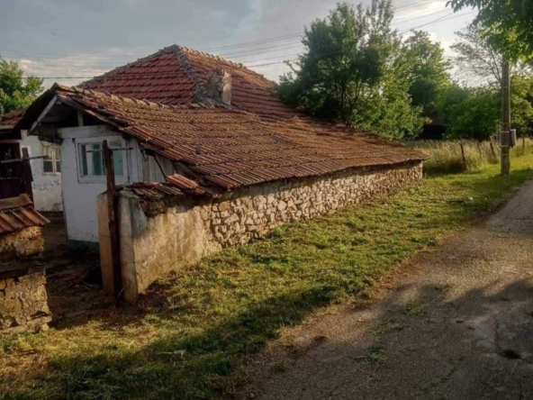 Къща в с. Кошарите, Област Перник - 630 кв.м за 61 €/кв.м - Снимка #1