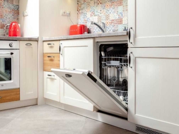 Дава се под наем Тристаен апартамент в София, Света Троица - 83 кв.м за 510 € - Снимка #1