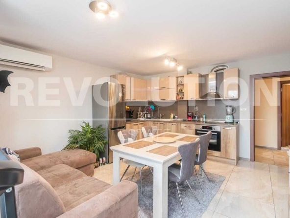 Дава се под наем Тристаен апартамент в Варна, Конфуто - 100 кв.м за 548.25 € - Снимка #1