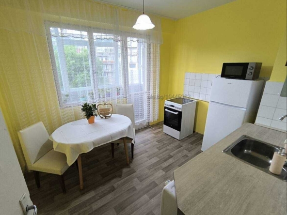 Тристаен апартамент в Добрич, Дунавите - 82 кв.м за 1058 €/кв.м - Снимка #1