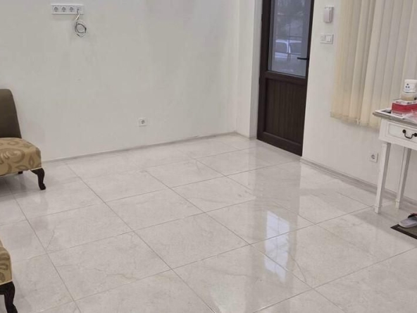 Дава се под наем Офис в Бургас, Център - 30 кв.м за 280.5 € - Снимка #1