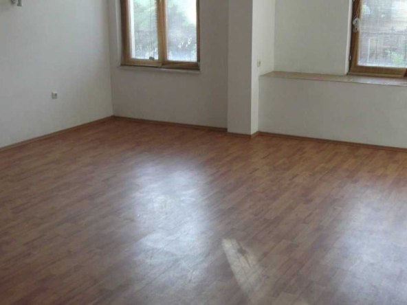 Дава се под наем Тристаен апартамент в Бургас, Център - 100 кв.м за 433.5 € - Снимка #1