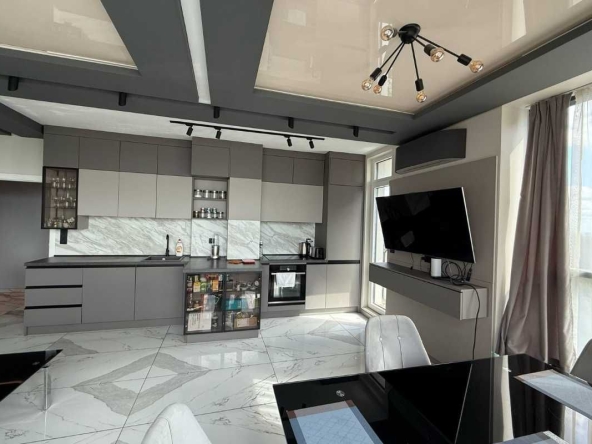 Дава се под наем Тристаен апартамент в Варна, Бриз - 120 кв.м за 1428 € - Снимка #1