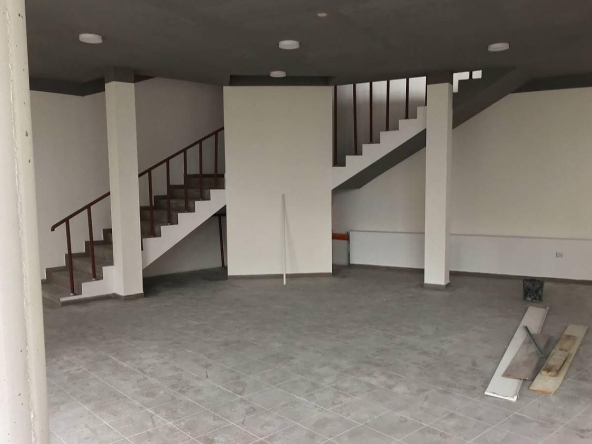 Дава се под наем Магазин в Бургас, Меден рудник - зона А - 200 кв.м за 765 € - Снимка #1