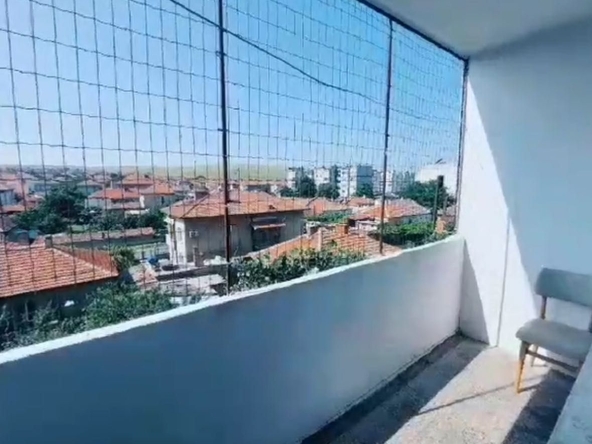 Тристаен апартамент в Карнобат - 68 кв.м за 898 €/кв.м - Снимка #1