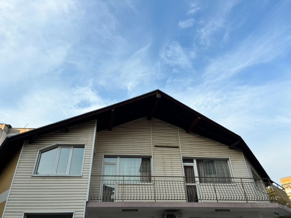 Дава се под наем Етаж от къща в Шумен, 5-ти полк - 143 кв.м за 459 € - Снимка #1