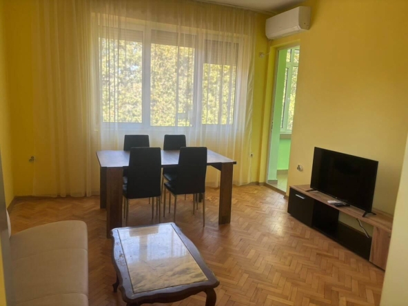 Дава се под наем Тристаен апартамент в Пловдив, Център - 86 кв.м за 561 € - Снимка #1