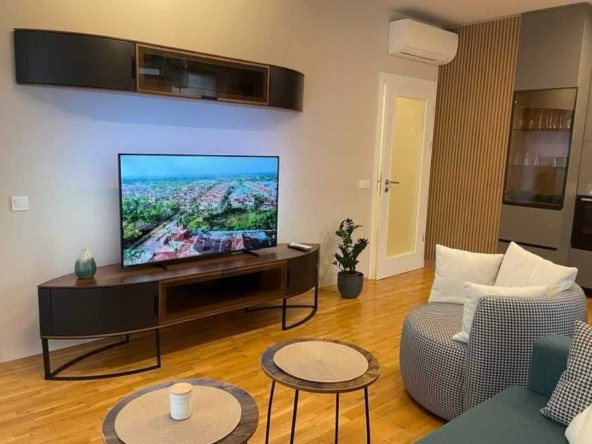 Дава се под наем Двустаен апартамент в к.к. Св.Св. Константин и Елена - 77 кв.м за 1000 € - Снимка #1