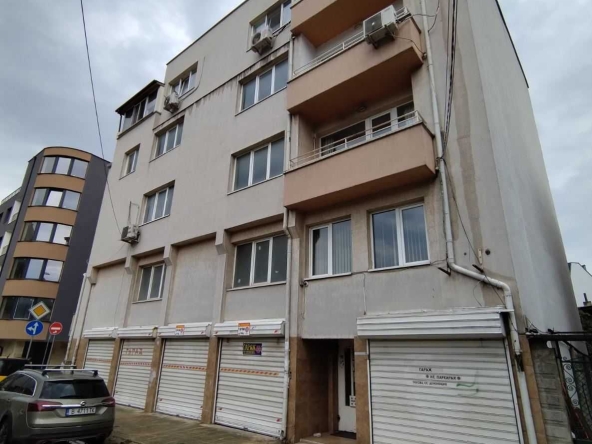 Двустаен апартамент в Варна, Колхозен пазар - 80 кв.м за 1874 €/кв.м - Снимка #1