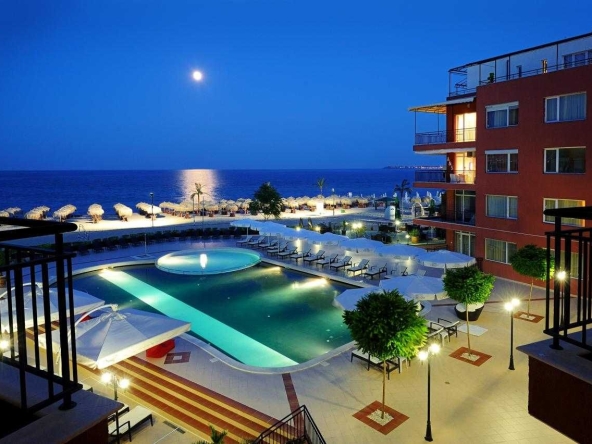 Хотел в к.к. Слънчев бряг - 8000 кв.м за 688 €/кв.м - Снимка #1