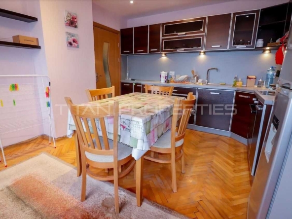 Дава се под наем Тристаен апартамент в Варна, Базар Левски - 70 кв.м за 561 € - Снимка #1