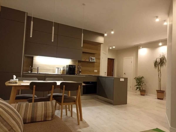 Дава се под наем Тристаен апартамент в София, Център - 90 кв.м за 561 € - Снимка #1