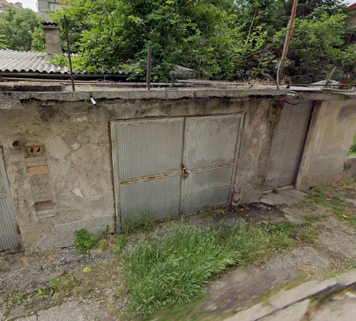 Дава се под наем Гараж / Паркомясто в Русе, Център - 20 кв.м за 66.3 € - Снимка #1